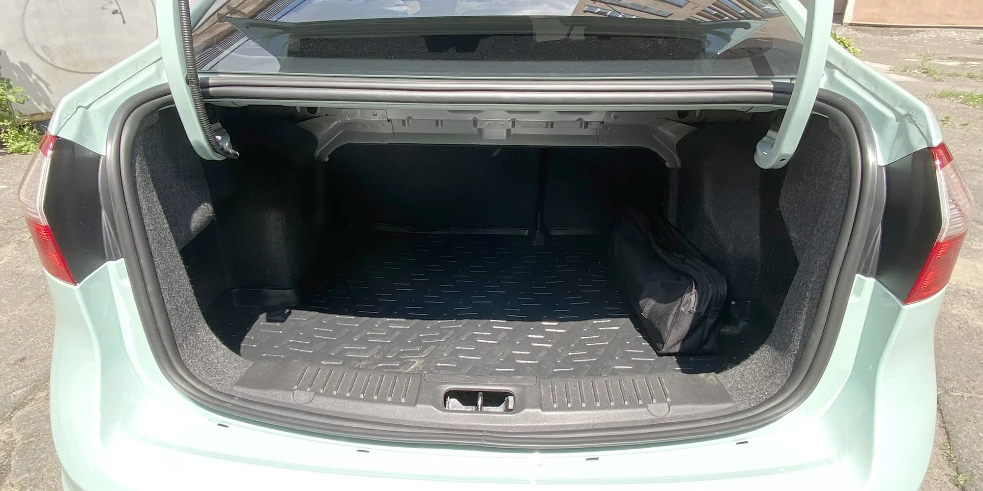 Rent a car Ford Fiesta sedan climate - photo 7 | TOPrent.ua